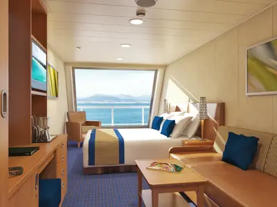 Geräumige, helle Außenkabine mit bequemen Doppelbett, Sofa, Schreibtisch und großem Fenster mit Panoramablick auf das Meer und Berge.
