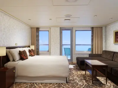 Helle Suite auf der Carnival Venezia mit Doppelbett, bequemer Couch und Zugang zum Balkon mit Meerblick. Die Kabine ist elegant eingerichtet.