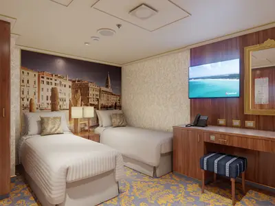 Gerendertes Bild einer modernen Kabine der Carnival Venezia mit zwei Einzelbetten. Eine Wand ist mit einem Venedig-Mural verziert. Auf der rechten Seite sind ein Schreibtisch mit TV, Telefon und Spiegel sichtbar. Ein gepolsterter Hocker steht davor.