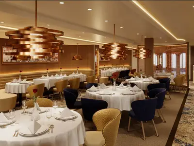 Innenansicht eines modernen Restaurants der Carnival Venezia. Mehrere Tische sind weiß gedeckt. Goldene Stühle und dunkelblaue Samtsessel stehen bereit. Auffaellige, kupferfarbene Deckenlampen hängen über den Tischen. Ein Weinschrank ist sichtbar.