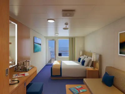 Geräumige Balkonkabine auf der Carnival Vista mit einem großen Bett, Sofa, Schreibtisch, Fernseher und Meerblick durch Balkontür und Fenster.