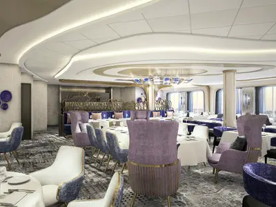 Helles, modernes Restaurant der Celebrity Ascent mit lila und blauen Sitzgelegenheiten, elegant gedeckten Tischen und Panoramafenstern zum Meer.