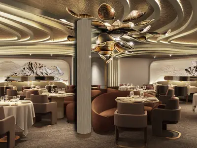 Modernes Restaurant auf der Celebrity Ascent mit eleganten Tischen, bequemen Sitzen, großem Kronleuchter und kunstvollen Wandbildern.