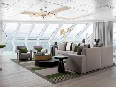 Helle Lounge der Celebrity Beyond mit Panoramafenstern zum Meer, Sofas, Sesseln, Beistelltischen und Deckenleuchte.