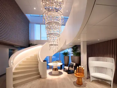 Modernes Atrium mit eleganter Wendeltreppe, Kronleuchter und Meerblick.