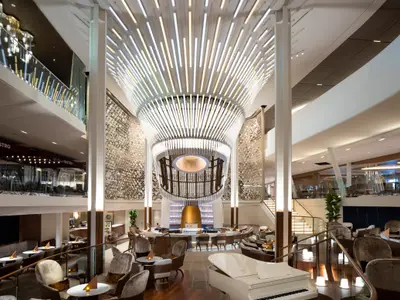 Luxuriöse, mehrstöckige Bar und Lounge mit imposantem Leuchter und eleganter Einrichtung.