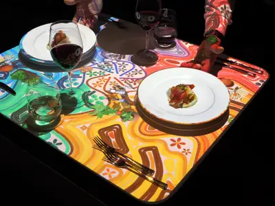 Interaktives Tischerlebnis mit Projektionen und feinem Essen in einem Spezialitätenrestaurant.