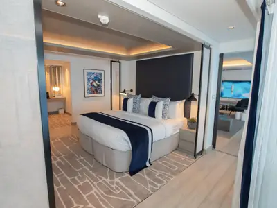 Luxuriöse Suite mit Schlafzimmer und separatem Wohnbereich, modern und elegant eingerichtet.
