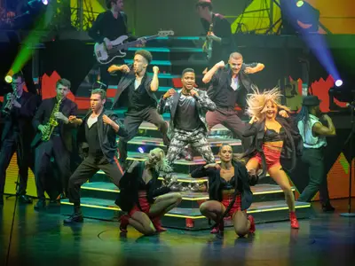 Live-Bühnenshow mit Tänzern, Sängern und Musikern