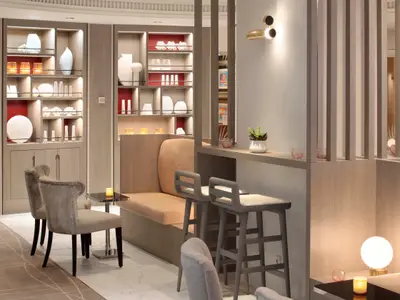 Eine moderne Bar-Lounge mit holzvertäfelten Wänden und Regalen, die mit weißen Vasen und orangen Gläsern dekoriert sind. Es gibt eine Sitzbank mit einem Tisch und zwei Stühlen sowie eine Theke mit zwei Barhockern. Eine Pflanze steht auf der Theke.