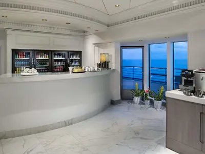 Heller Barbereich an Bord der Celebrity Millennium mit Theke, gekühlten Getränken, einer Kaffeestation und großen Panoramafenstern, die den Blick auf das offene Meer bieten.