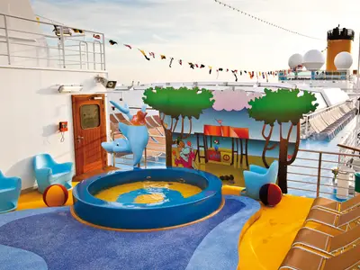Ein runder, blauer Kinderpool mit Delfinfigur im Squok Club Kinderbereich an Bord der Costa Deliziosa.