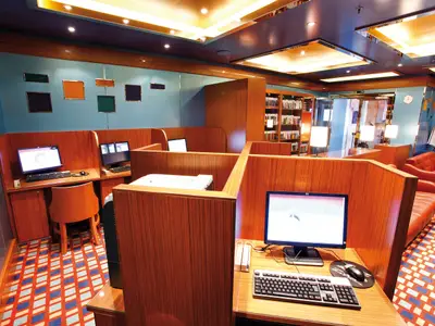 Der Internet-Bereich und die Bibliothek an Bord der Costa Deliziosa mit Computer-Arbeitsplätzen und Holzverkleidung.