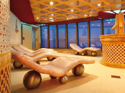 Die beheizten Mosaik-Ruheliegen im Wellnessbereich Samsara Spa an Bord der Costa Deliziosa.