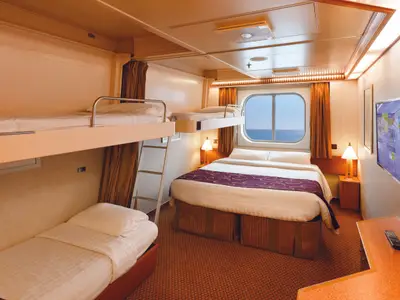 Helle Familienkabine an Bord der Costa Diadema mit Doppelbett, drei Einzelbetten und Meerblick-Fenster. Ein TV ist an der Wand montiert. Die Kabine wirkt gemuetlich und funktional.