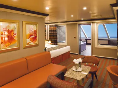 Eine geräumige Samsara Suite an Bord der Costa Diadema mit Doppelbett, Sofa, Sitzbereich und privatem Whirlpool auf der Veranda mit Meerblick.