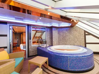Ein privater Whirlpool mit blauen Mosaikfliesen auf der Veranda der Samsara Grand Suite an Bord der Costa Favolosa.