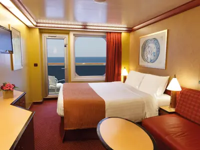 Die einladende Samsara Balkonkabine an Bord der Costa Favolosa bietet ein großes Bett, ein Sofa und einen Ausblick auf das weite Meer.