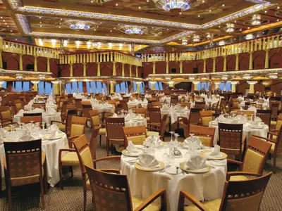 Der prachtvolle Speisesaal Restaurant Michelangelo an Bord der Costa Fortuna mit vielen festlich gedeckten Tischen.