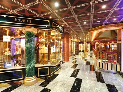 Der reich verzierte Duty-Free-Shop-Bereich an Bord der Costa Pacifica mit glänzendem Marmorboden und Säulen.