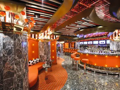 Die modern gestaltete Route 66 Sports Bar an Bord der Costa Pacifica mit auffälligen orangefarbenen Säulen und Sitzecken.