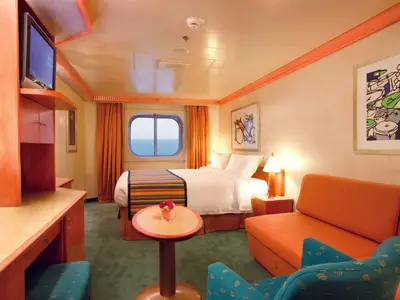 Gemütliche Aussenkabine an Bord der Costa Pacifica mit Doppelbett, Sofa, Schreibtisch und Fenster. Meerblick. Warme Farbtöne und moderne Kunst. Ohne Personen.