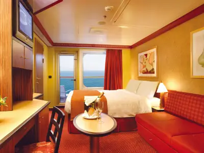 Helle Balkonkabine an Bord der Costa Pacifica mit Doppelbett, Schreibtisch und Balkon. Champagner ist bereitgestellt. Weitblick auf das offene Meer.
