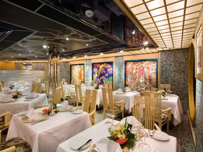 Elegante Tischdecken, Gedecke und asiatische Wandkunst im Samsara Restaurant an Bord der Costa Serena.