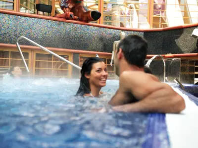 Ein Paar genieß die entspannende Atmosphäre im Whirlpool des Samsara Spas an Bord der Costa Serena.