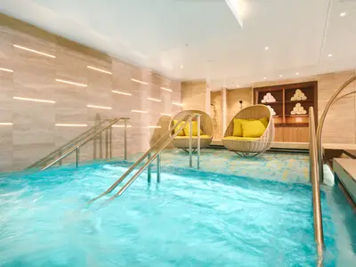 Einladender Thalassotherapie-Pool im Solemio Spa an Bord der Costa Toscana mit gemütlichen Hängesesseln.