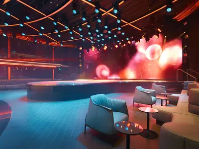 Das Poltrona Frau Theater an Bord der Costa Toscana mit stilvollen blauen Sesseln, einer runden Bühne und spektakulärer Lichtinstallation.
