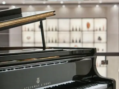 Nahaufnahme eines schwarzen, glänzenden Steinway-Flügels in einer modernen Lounge an Bord der Explora I.