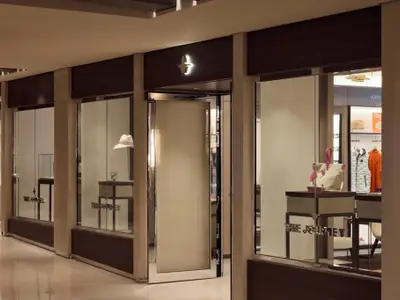 Boutique-Geschäft 'The Journey' mit Schaufenster und Kleidung in der Passage an Bord der Explora II.