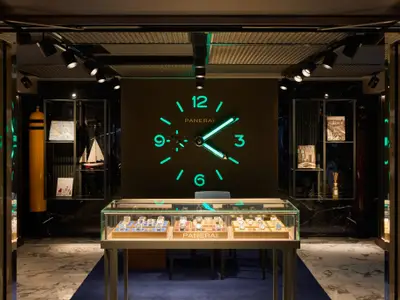 Blick in den exklusiven Panerai-Uhrenshop mit großer Leuchtuhr an Bord der Explora II.