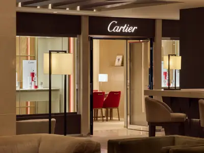 Luxuriöse Cartier-Boutique mit Schmuckvitrinen und stilvollen roten Stühlen im Innenbereich der Explora II.