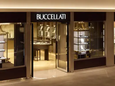 Elegante Boutique des Juweliers Buccellati mit verglaster Front und Vitrinen an Bord der Explora II.