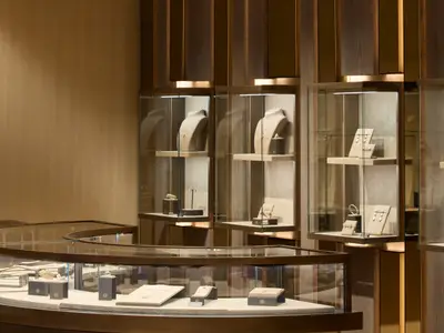 Exklusive Schmuckboutique an Bord der Explora II mit beleuchteten Glaskvitrinen und elegant präsentierten Schmuckstücken.