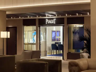 Eingang der Piaget-Luxusboutique mit Uhren-Schaufenstern und Sitzgelegenheiten an Bord der Explora II.