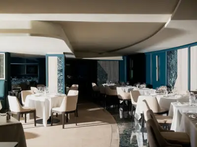 Elegantes Restaurant Fil Rouge an Bord der Explora III mit weiß gedeckten Tischen und beigen Stühlen.