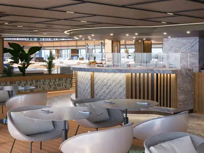Der stilvolle Shore Club an Bord der Explora III mit Marmortheke, modernen Sitzgruppen und Panoramablick.