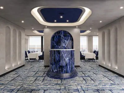 Computergenerierte Ansicht eines luxuriösen Restaurants an Bord der Explora III mit blauer Marmorsäule und gedeckten Tischen.