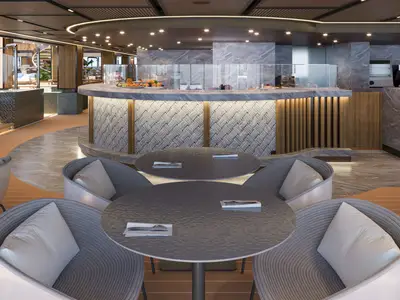 Moderne Rundtische und eine Buffet-Theke im exklusiven Restaurantbereich an Bord der Explora III.
