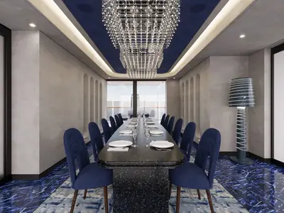 Eleganter privater Speiseraum The Chef's Table an Bord der Explora III mit langer Tafel, blauen Stühlen und Kronleuchter.