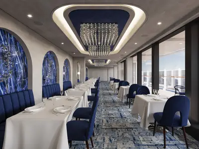Elegantes Restaurant an Bord der Explora III mit gedeckten Tischen, blauen Stühlen und Kronleuchtern.