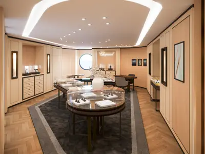 Luxuriöse Chopard-Schmuckboutique mit Holzverkleidung und gläsernen Vitrinen an Bord der Explora III.