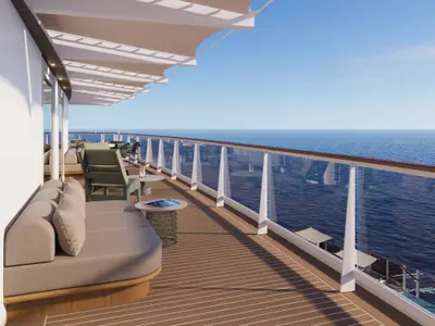 Sonnige, luxuriöse Suite-Terrasse an Bord der Explora III mit gemütlicher Lounge-Ecke, Holzfußboden und direktem Meerblick.