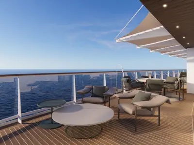 Geräumige Balkonterrasse mit Lounge-Sesseln, Esstisch und Glasreling an Bord der Explora III.