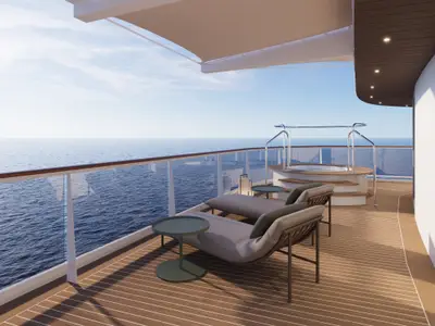 Exklusive Suite-Terrasse an Bord der Explora III mit zwei gepolsterten Liegen, Beistelltisch und Whirlpool vor dem blauen Ozean.
