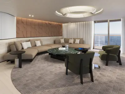 Eleganter Wohnbereich an Bord der Explora III mit Designer-Sesseln, Couch, Marmortisch und Meerblick.
