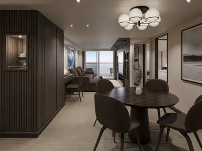 Eleganter Wohn- und Essbereich einer luxuriösen Suite an Bord der Explora III mit großem Balkon und Meerblick.